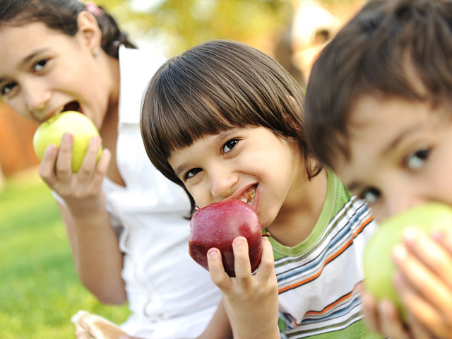 dr dennis dunne kids eating apples