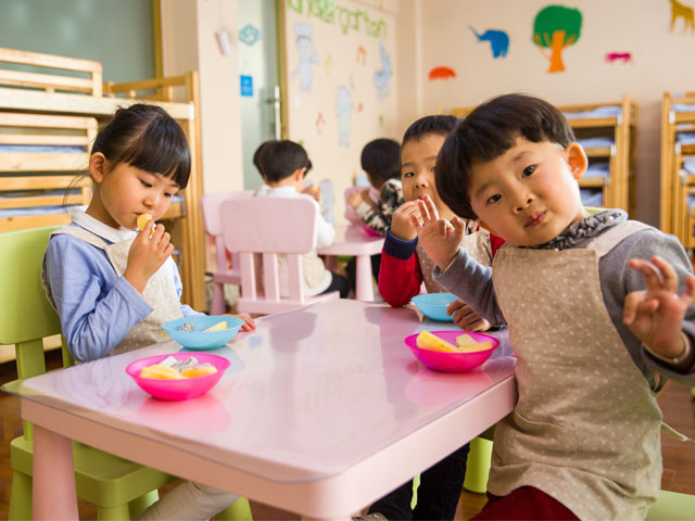 asian-children-eating-snacks-dr.-dennis-dunne-DDS