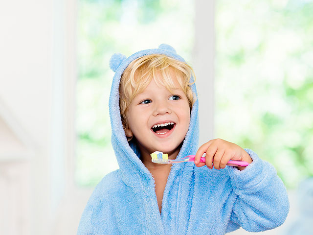 kid-dentist-eugene-oregon-dr-dunne-blond-boy-brushing-teeth